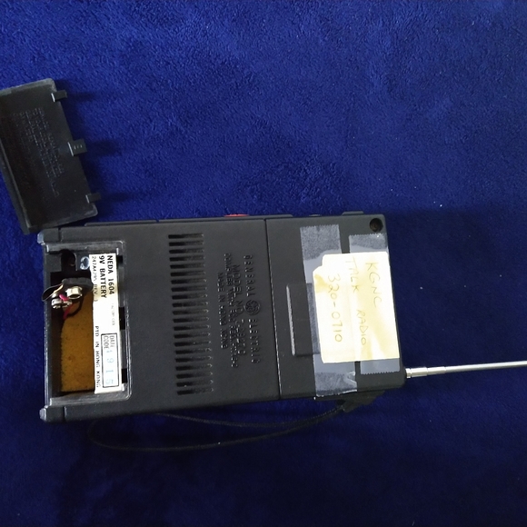 Vintage GE Handheld Radio w/TV Sound - Picture 6 of 11